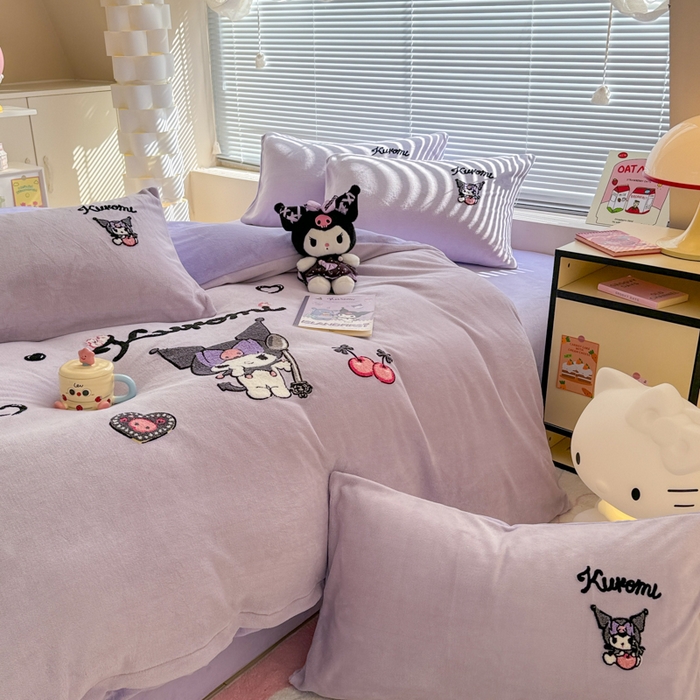 91家纺网 家纺一手货源 找家纺 沐辰 2025新款A类牛奶绒三丽欧毛巾绣四件套 酷酷库洛米