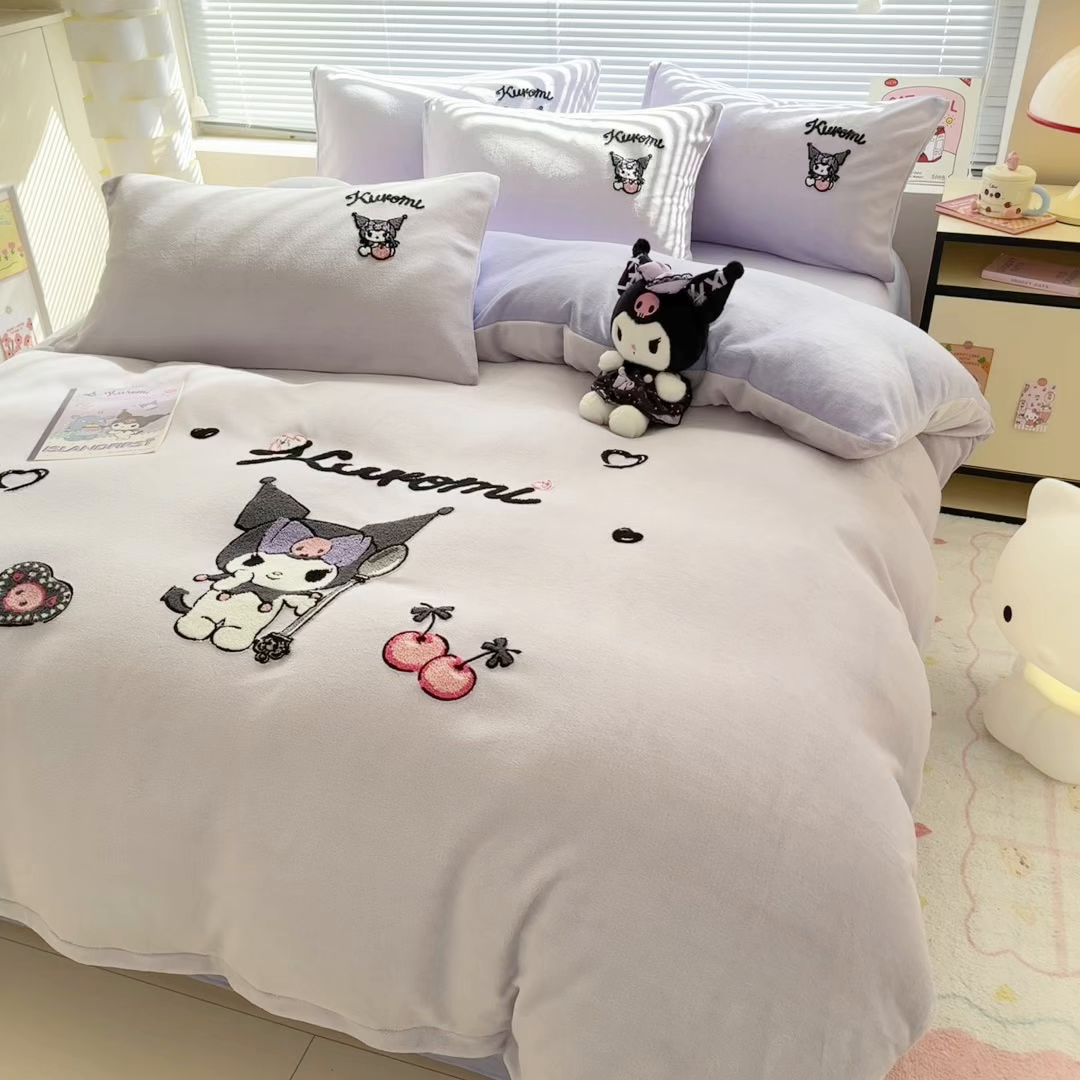 91家纺网 家纺一手货源 找家纺 沐辰 2025新款A类牛奶绒三丽欧毛巾绣四件套 酷酷库洛米