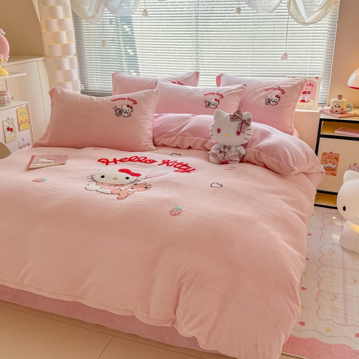 91家纺网 家纺一手货源 找家纺 沐辰 2025新款A类牛奶绒三丽欧毛巾绣四件套 暖心凯蒂猫