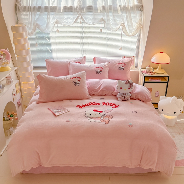 91家纺网 家纺一手货源 找家纺 沐辰 2025新款A类牛奶绒三丽欧毛巾绣四件套 暖心凯蒂猫