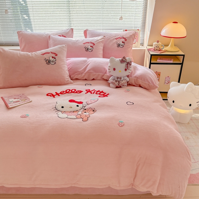 91家纺网 家纺一手货源 找家纺 沐辰 2025新款A类牛奶绒三丽欧毛巾绣四件套 暖心凯蒂猫