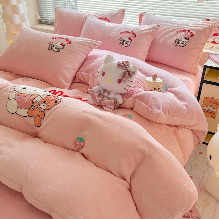 91家纺网 家纺一手货源 找家纺 沐辰 2025新款A类牛奶绒三丽欧毛巾绣四件套 暖心凯蒂猫