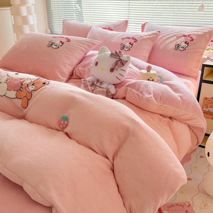 91家纺网 家纺一手货源 找家纺 沐辰 2025新款A类牛奶绒三丽欧毛巾绣四件套 暖心凯蒂猫