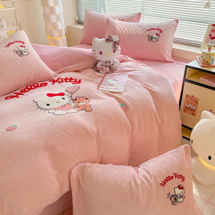 91家纺网 家纺一手货源 找家纺 沐辰 2025新款A类牛奶绒三丽欧毛巾绣四件套 暖心凯蒂猫