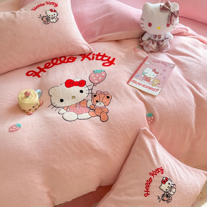 91家纺网 家纺一手货源 找家纺 沐辰 2025新款A类牛奶绒三丽欧毛巾绣四件套 暖心凯蒂猫