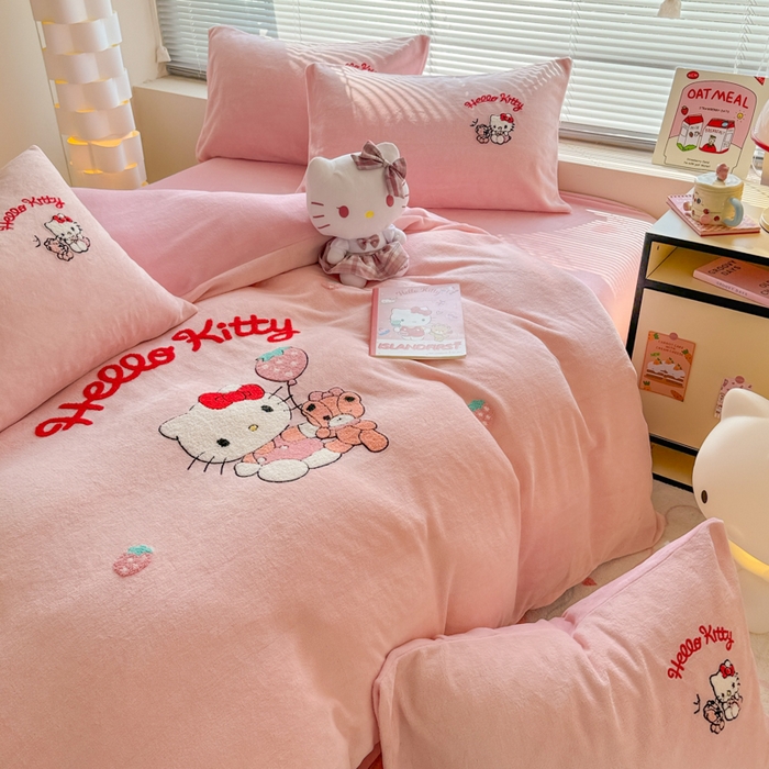 91家纺网 家纺一手货源 找家纺 沐辰 2025新款A类牛奶绒三丽欧毛巾绣四件套 暖心凯蒂猫