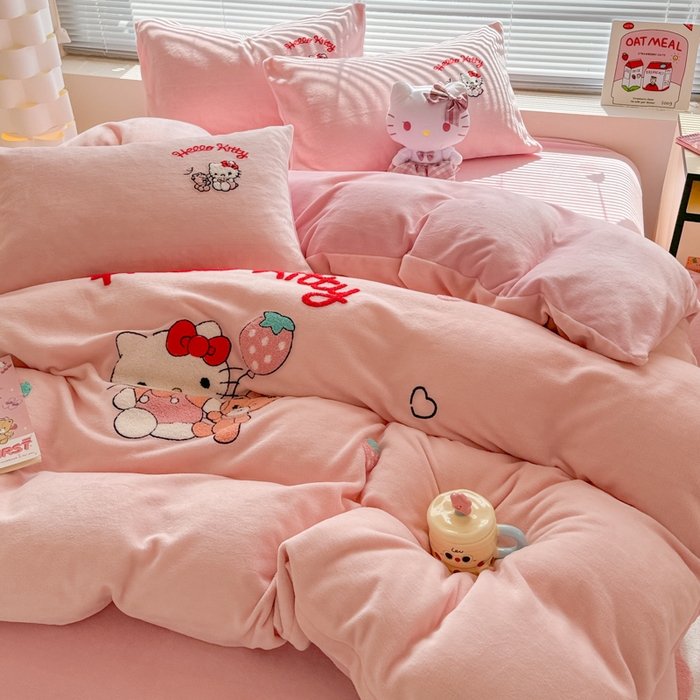 91家纺网 家纺一手货源 找家纺 沐辰 2025新款A类牛奶绒三丽欧毛巾绣四件套 暖心凯蒂猫