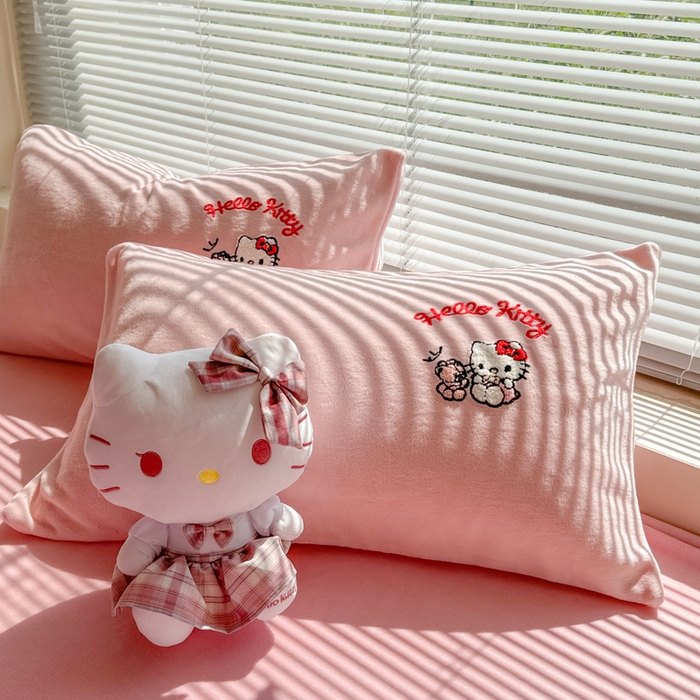 91家纺网 家纺一手货源 找家纺 沐辰 2025新款A类牛奶绒三丽欧毛巾绣四件套 暖心凯蒂猫