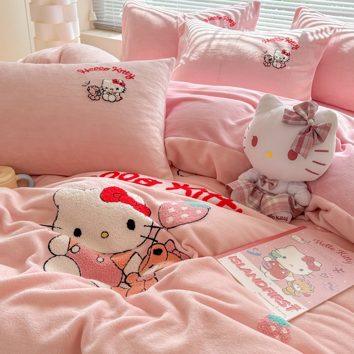 91家纺网 家纺一手货源 找家纺 沐辰 2025新款A类牛奶绒三丽欧毛巾绣四件套 暖心凯蒂猫