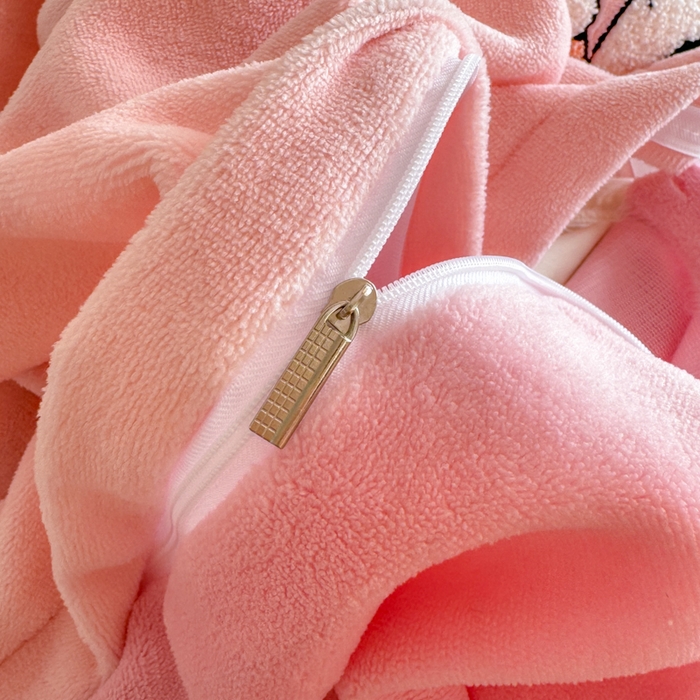 91家纺网 家纺一手货源 找家纺 沐辰 2025新款A类牛奶绒三丽欧毛巾绣四件套 暖心凯蒂猫