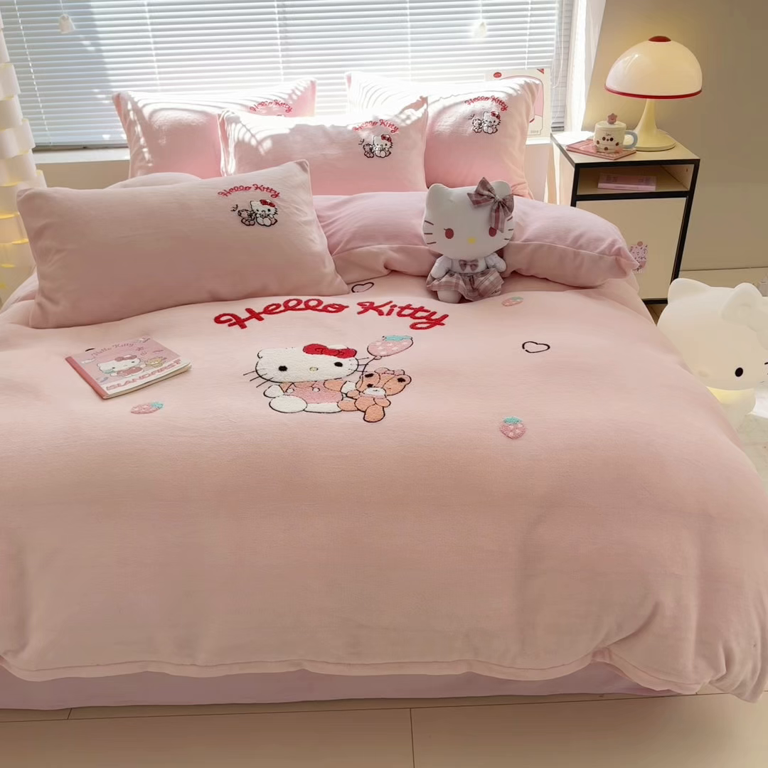 91家纺网 家纺一手货源 找家纺 沐辰 2025新款A类牛奶绒三丽欧毛巾绣四件套 暖心凯蒂猫