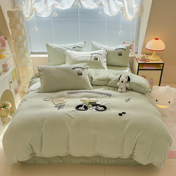 91家纺网 家纺一手货源 找家纺 沐辰 2025新款A类牛奶绒三丽欧毛巾绣四件套 骑行蛙蛙