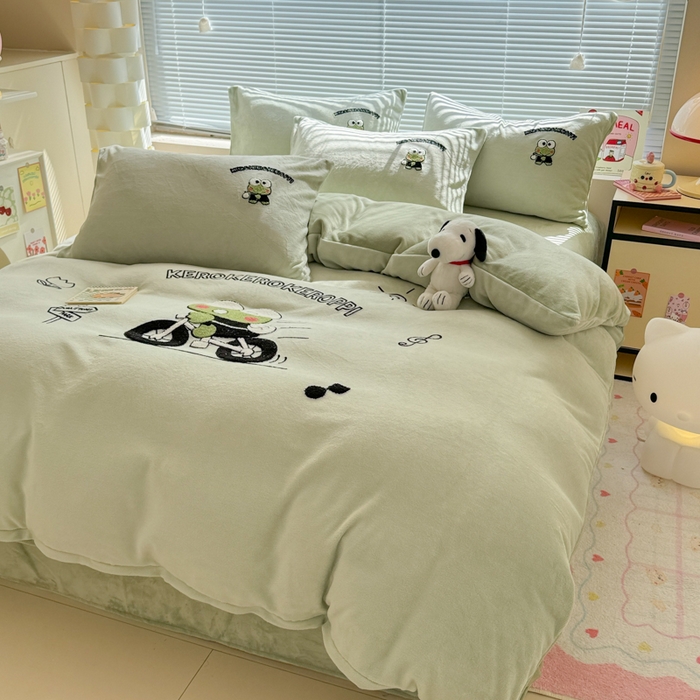 91家纺网 家纺一手货源 找家纺 沐辰 2025新款A类牛奶绒三丽欧毛巾绣四件套 骑行蛙蛙