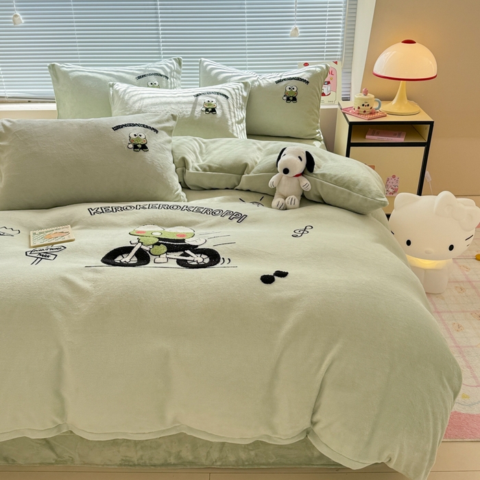 91家纺网 家纺一手货源 找家纺 沐辰 2025新款A类牛奶绒三丽欧毛巾绣四件套 骑行蛙蛙