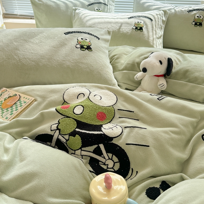 91家纺网 家纺一手货源 找家纺 沐辰 2025新款A类牛奶绒三丽欧毛巾绣四件套 骑行蛙蛙