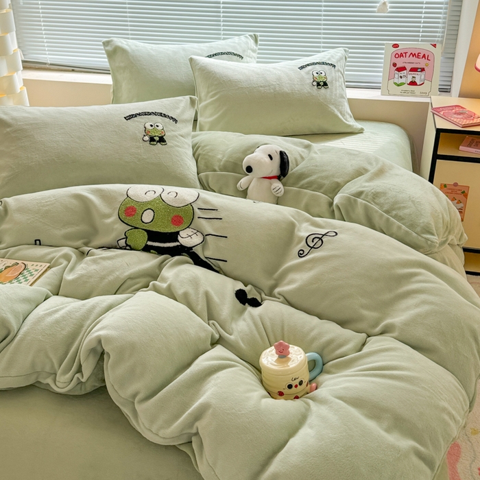 91家纺网 家纺一手货源 找家纺 沐辰 2025新款A类牛奶绒三丽欧毛巾绣四件套 骑行蛙蛙