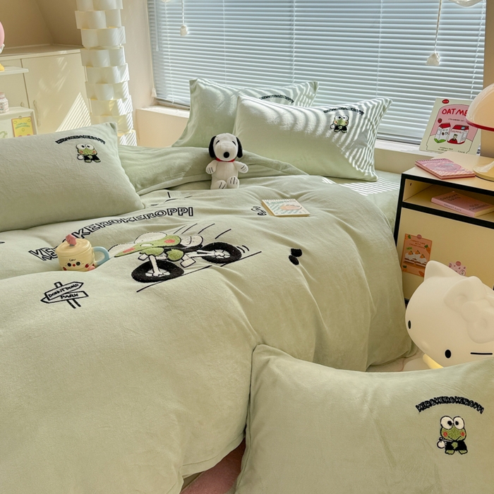 91家纺网 家纺一手货源 找家纺 沐辰 2025新款A类牛奶绒三丽欧毛巾绣四件套 骑行蛙蛙