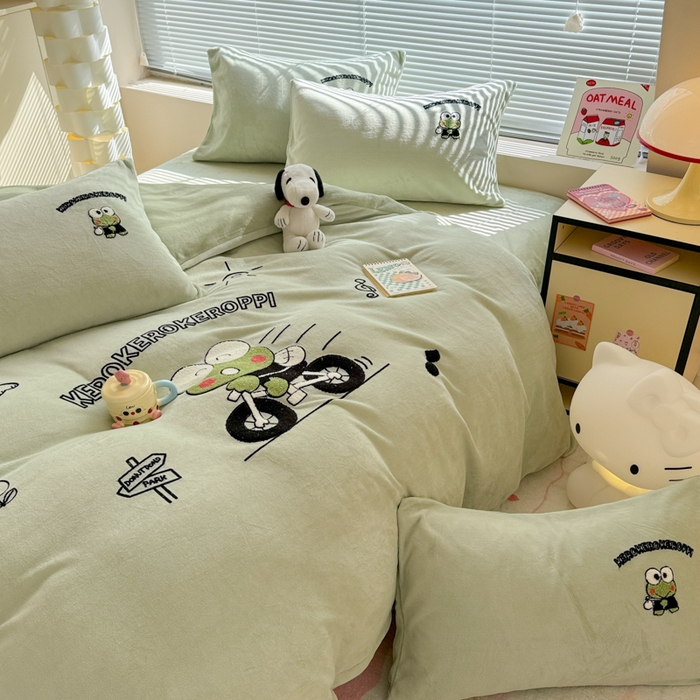 91家纺网 家纺一手货源 找家纺 沐辰 2025新款A类牛奶绒三丽欧毛巾绣四件套 骑行蛙蛙