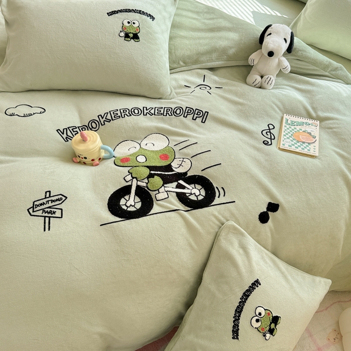 91家纺网 家纺一手货源 找家纺 沐辰 2025新款A类牛奶绒三丽欧毛巾绣四件套 骑行蛙蛙