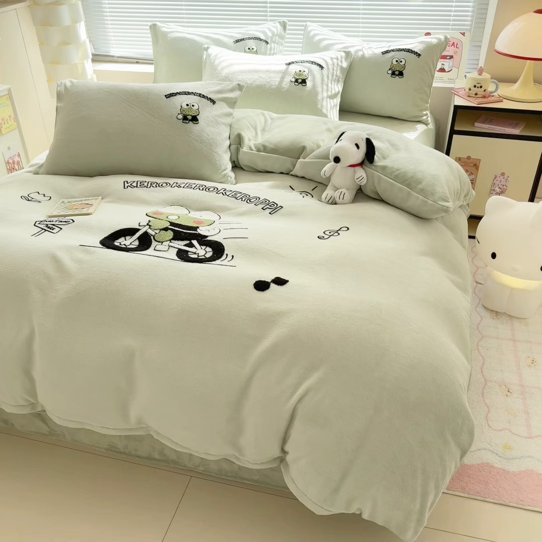 91家纺网 家纺一手货源 找家纺 沐辰 2025新款A类牛奶绒三丽欧毛巾绣四件套 骑行蛙蛙