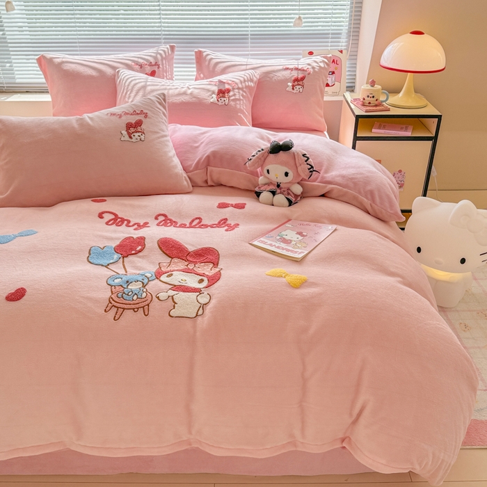 91家纺网 家纺一手货源 找家纺 沐辰 2025新款A类牛奶绒三丽欧毛巾绣四件套 气球美乐蒂