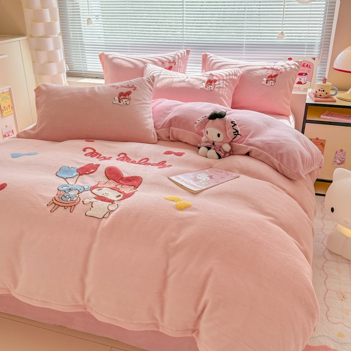 91家纺网 家纺一手货源 找家纺 沐辰 2025新款A类牛奶绒三丽欧毛巾绣四件套 气球美乐蒂