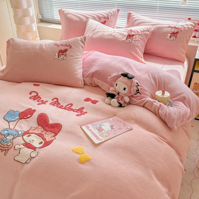 91家纺网 家纺一手货源 找家纺 沐辰 2025新款A类牛奶绒三丽欧毛巾绣四件套 气球美乐蒂