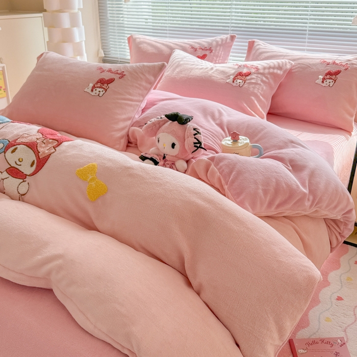 91家纺网 家纺一手货源 找家纺 沐辰 2025新款A类牛奶绒三丽欧毛巾绣四件套 气球美乐蒂