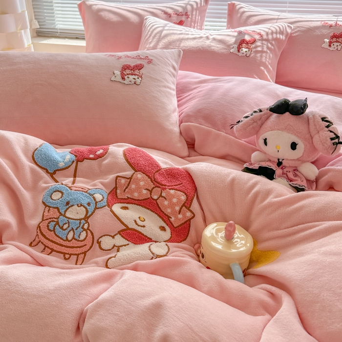 91家纺网 家纺一手货源 找家纺 沐辰 2025新款A类牛奶绒三丽欧毛巾绣四件套 气球美乐蒂