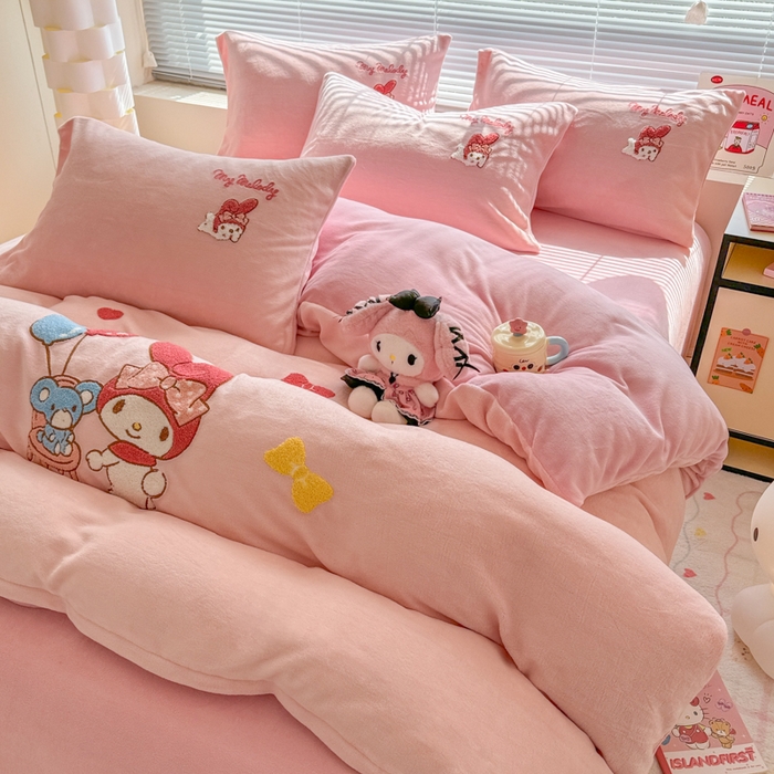 91家纺网 家纺一手货源 找家纺 沐辰 2025新款A类牛奶绒三丽欧毛巾绣四件套 气球美乐蒂