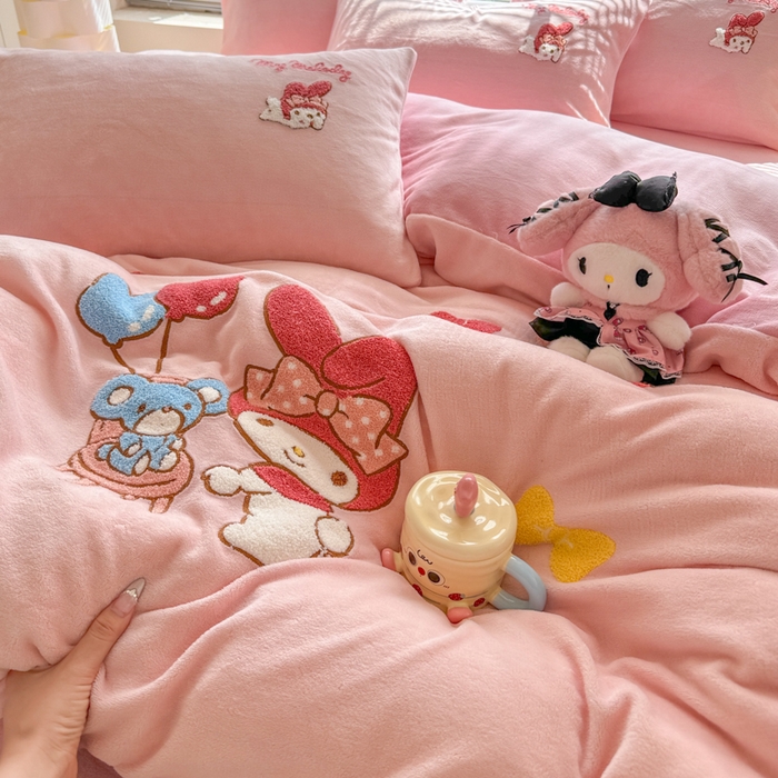 91家纺网 家纺一手货源 找家纺 沐辰 2025新款A类牛奶绒三丽欧毛巾绣四件套 气球美乐蒂