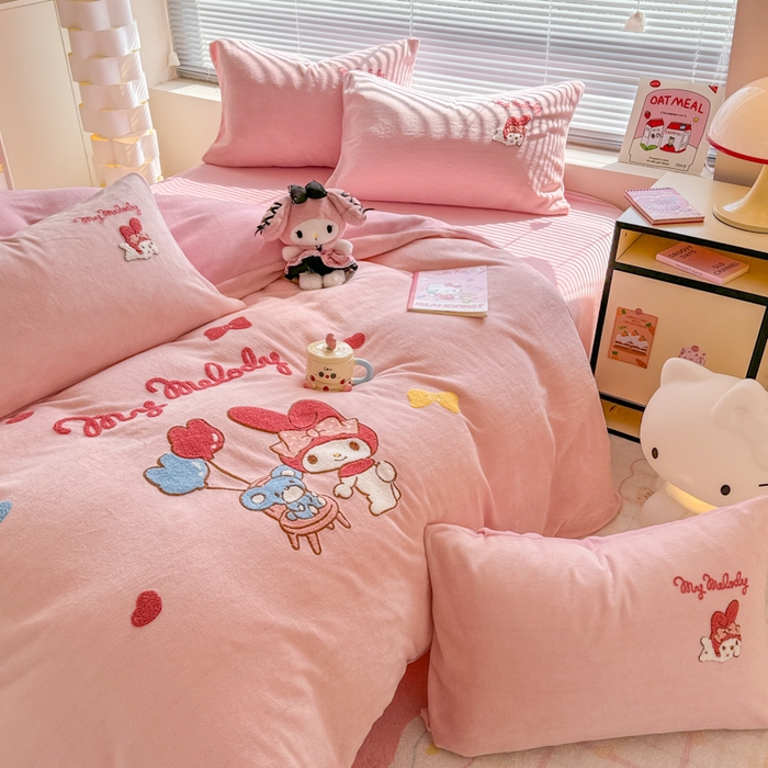 91家纺网 家纺一手货源 找家纺 沐辰 2025新款A类牛奶绒三丽欧毛巾绣四件套 气球美乐蒂