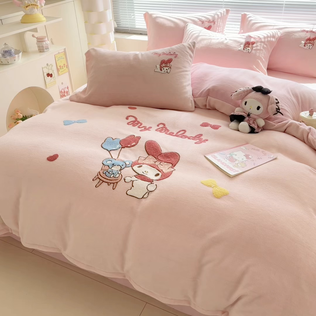 91家纺网 家纺一手货源 找家纺 沐辰 2025新款A类牛奶绒三丽欧毛巾绣四件套 气球美乐蒂