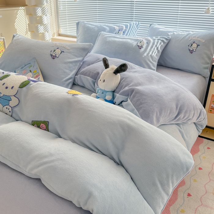 91家纺网 家纺一手货源 找家纺 沐辰 2025新款A类牛奶绒三丽欧毛巾绣四件套 玩家帕恰狗