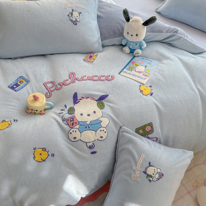 91家纺网 家纺一手货源 找家纺 沐辰 2025新款A类牛奶绒三丽欧毛巾绣四件套 玩家帕恰狗