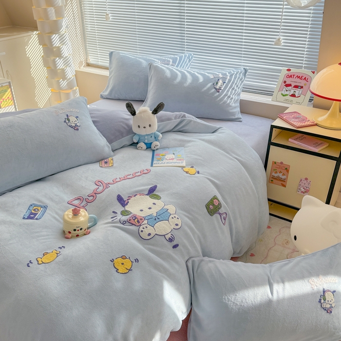 91家纺网 家纺一手货源 找家纺 沐辰 2025新款A类牛奶绒三丽欧毛巾绣四件套 玩家帕恰狗