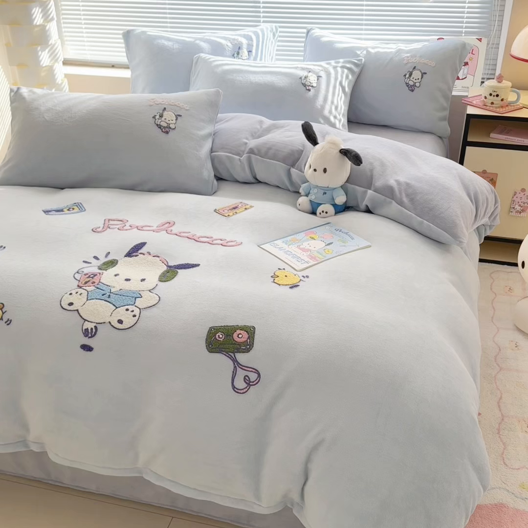 91家纺网 家纺一手货源 找家纺 沐辰 2025新款A类牛奶绒三丽欧毛巾绣四件套 玩家帕恰狗