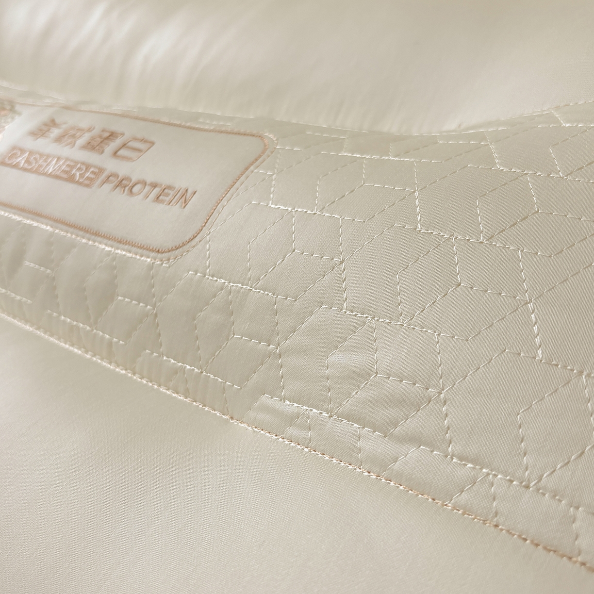 91家纺网 家纺一手货源 找家纺 青泽家纺 2025新款羊绒蛋白枕头枕芯 组合图仅供展示不可下单