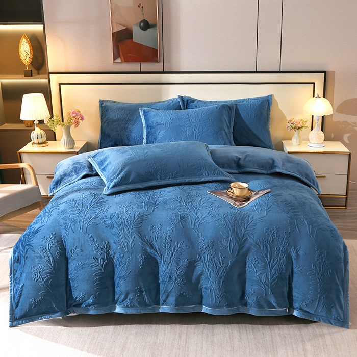 91家纺网 家纺一手货源 找家纺 居尚家纺 2025新款高克重8.5斤牛奶绒烂花绒雕花绒四件套 雕花-仙草-宝兰