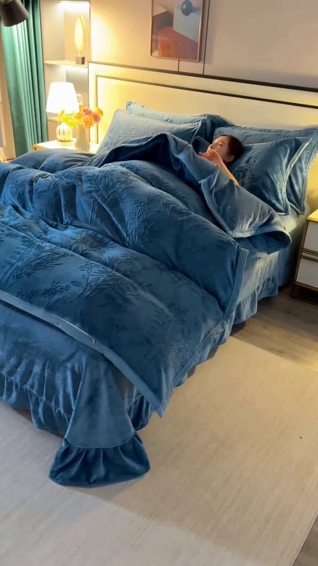 91家纺网 家纺一手货源 找家纺 居尚家纺 2025新款高克重8.5斤牛奶绒烂花绒雕花绒四件套 雕花-仙草-宝兰