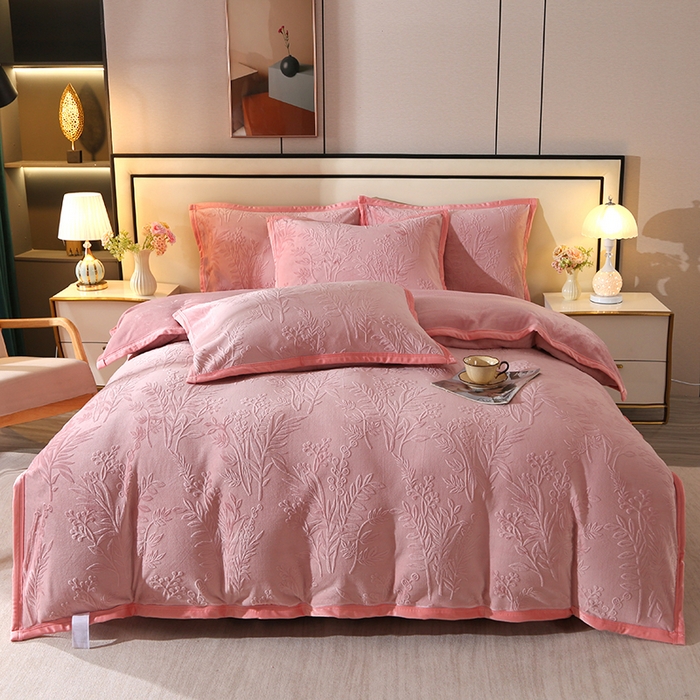 91家纺网 家纺一手货源 找家纺 居尚家纺 2025新款高克重8.5斤牛奶绒烂花绒雕花绒四件套 雕花-仙草-粉色