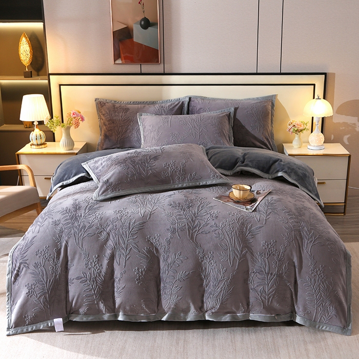 91家纺网 家纺一手货源 找家纺 居尚家纺 2025新款高克重8.5斤牛奶绒烂花绒雕花绒四件套 雕花-仙草-灰色