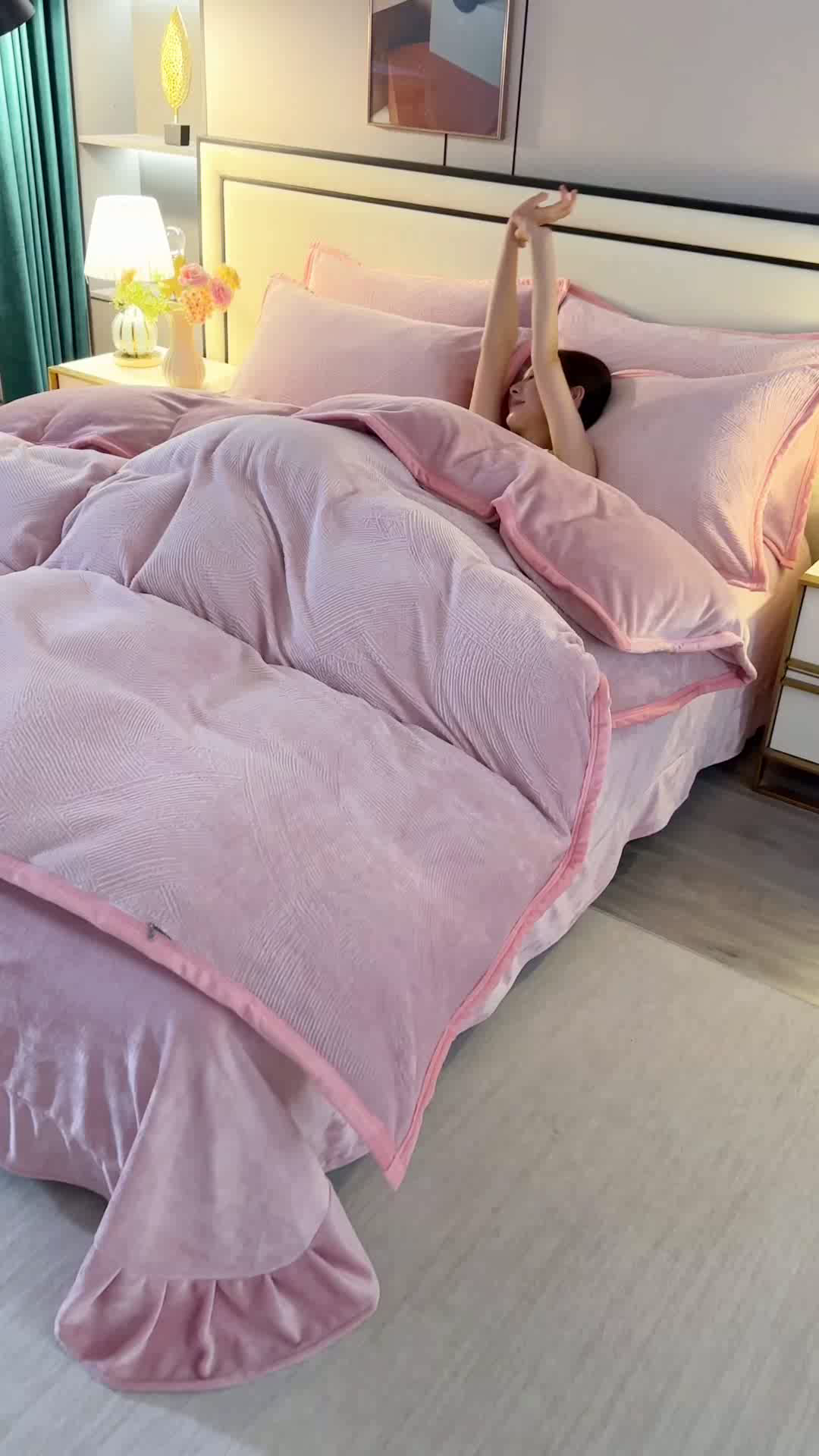 91家纺网 家纺一手货源 找家纺 居尚家纺 2025新款高克重8.5斤牛奶绒烂花绒雕花绒四件套 雕花-流星-粉色