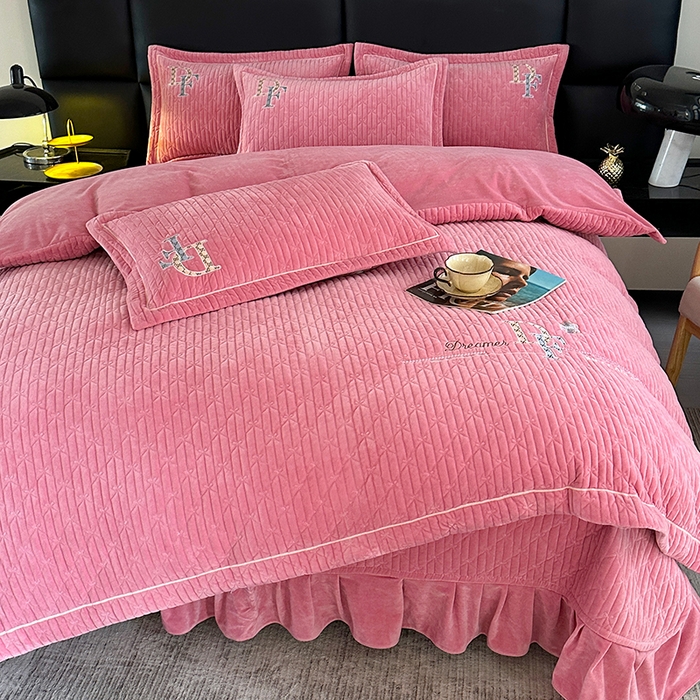 91家纺网 家纺一手货源 找家纺 代芙家纺 2025新款宝宝绒夹棉床盖款四件套 甜心-粉豆沙