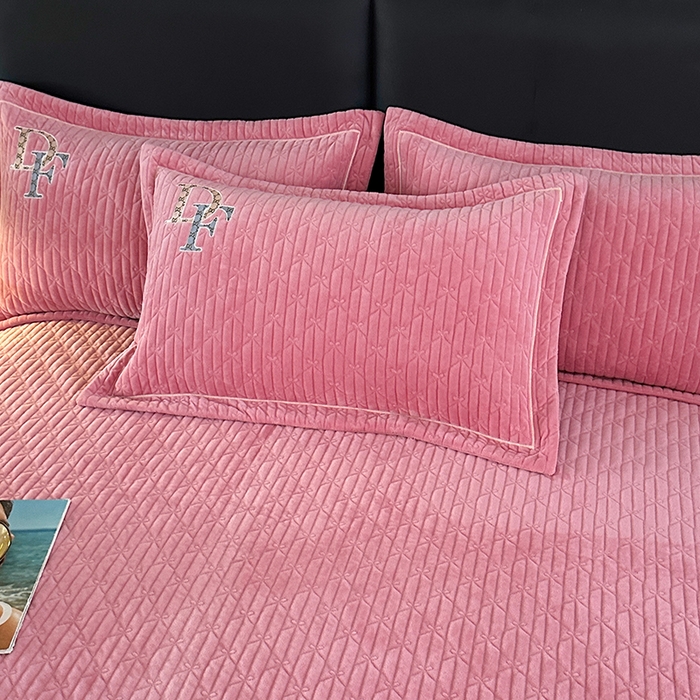 91家纺网 家纺一手货源 找家纺 代芙家纺 2025新款宝宝绒夹棉床盖款四件套 甜心-粉豆沙