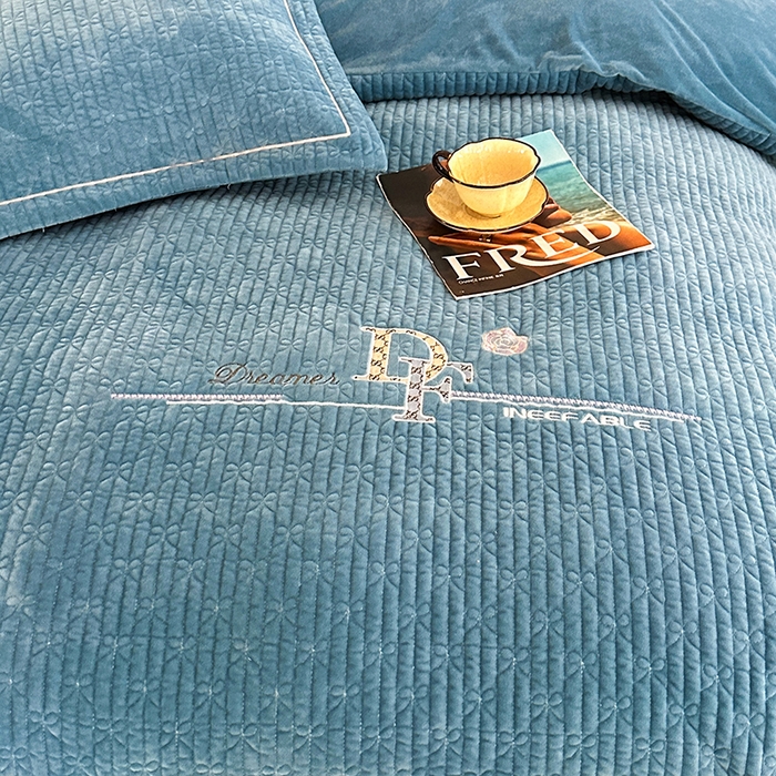 91家纺网 家纺一手货源 找家纺 代芙家纺 2025新款宝宝绒夹棉床盖款四件套 甜心-海蓝