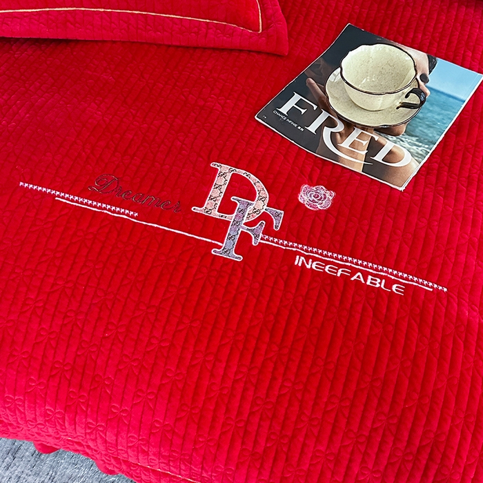 91家纺网 家纺一手货源 找家纺 代芙家纺 2025新款宝宝绒夹棉床盖款四件套 甜心-火山红