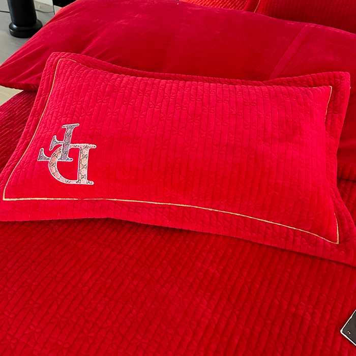 91家纺网 家纺一手货源 找家纺 代芙家纺 2025新款宝宝绒夹棉床盖款四件套 甜心-火山红