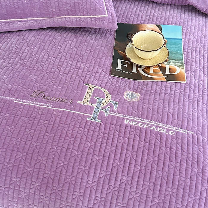 91家纺网 家纺一手货源 找家纺 代芙家纺 2025新款宝宝绒夹棉床盖款四件套 甜心-魔力紫