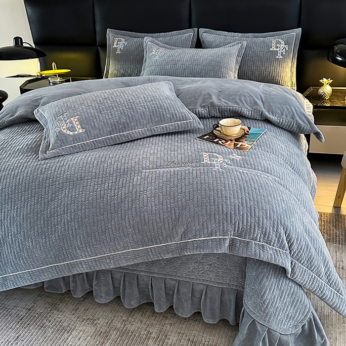 91家纺网 家纺一手货源 找家纺 代芙家纺 2025新款宝宝绒夹棉床盖款四件套 甜心-优雅灰